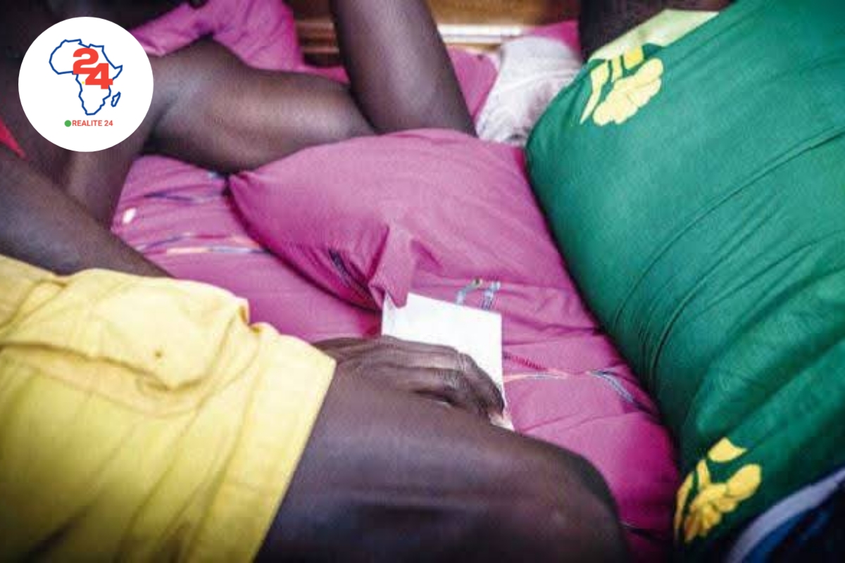 Image illustrant une opération de police à Dakar, Sénégal, de nuit, dans un quartier résidentiel