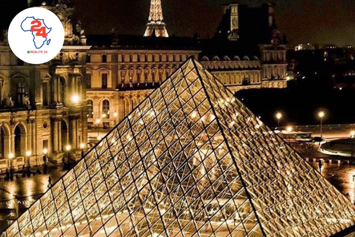 Le musée du Louvre en pleine nuit