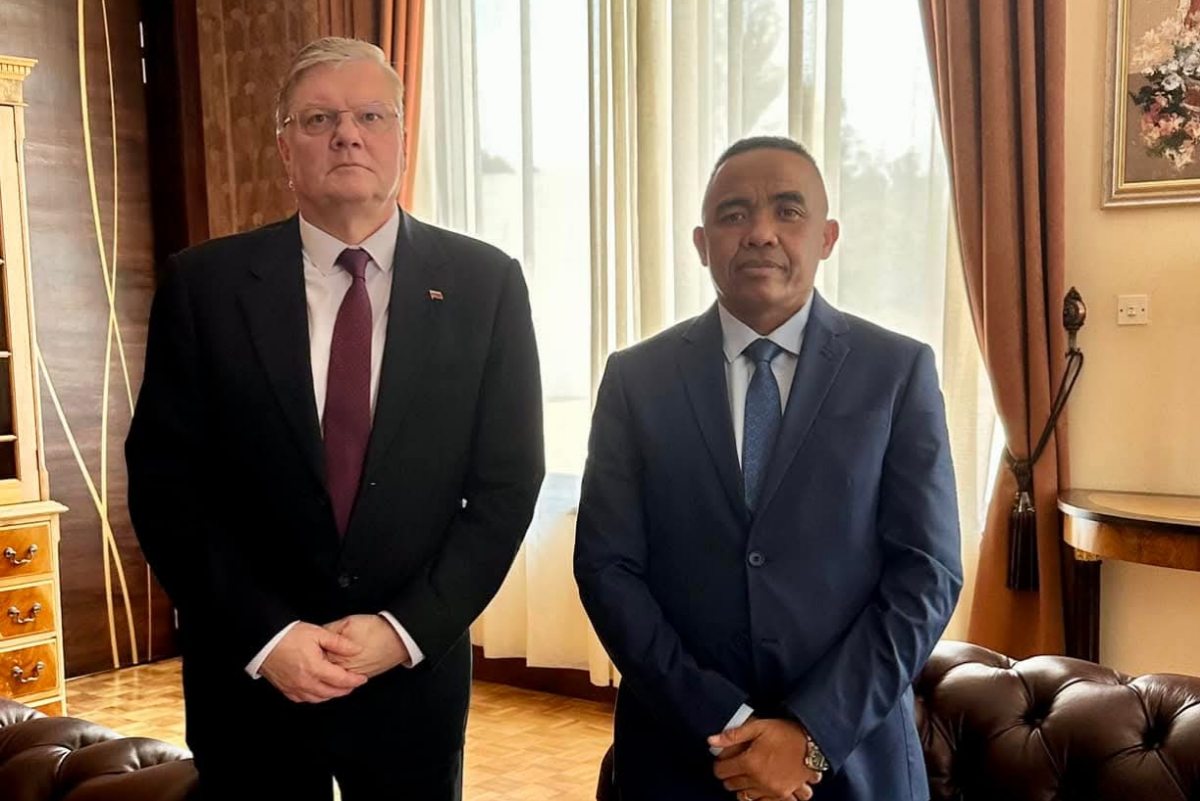 Rencontre diplomatique entre Andrey Andreev et Michaël Randrianirina à Antananarivo, symbolisant la coopération russo-malgache pendant la période de transition